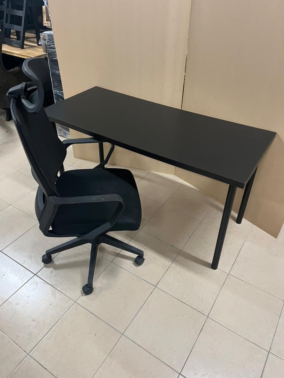 Office with a comfortable office chair - Image 6