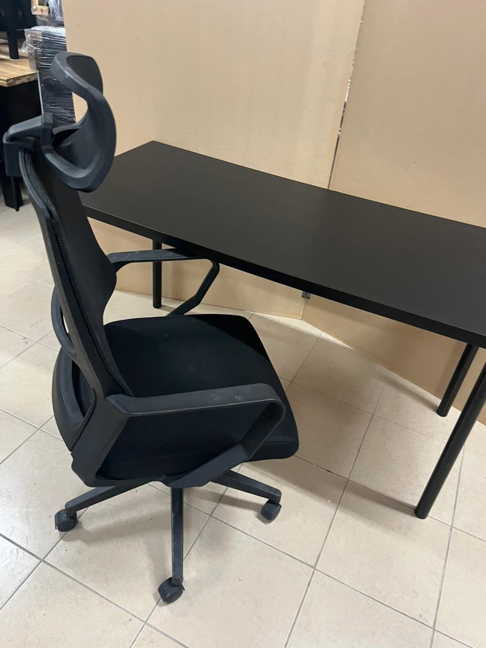 Office with a comfortable office chair - Image 8