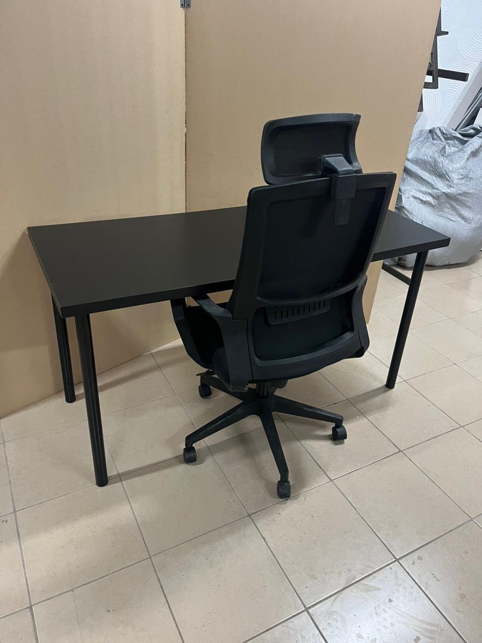 Office with a comfortable office chair - Image 9
