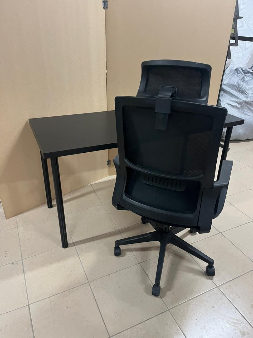 Office with a comfortable office chair - Image 10