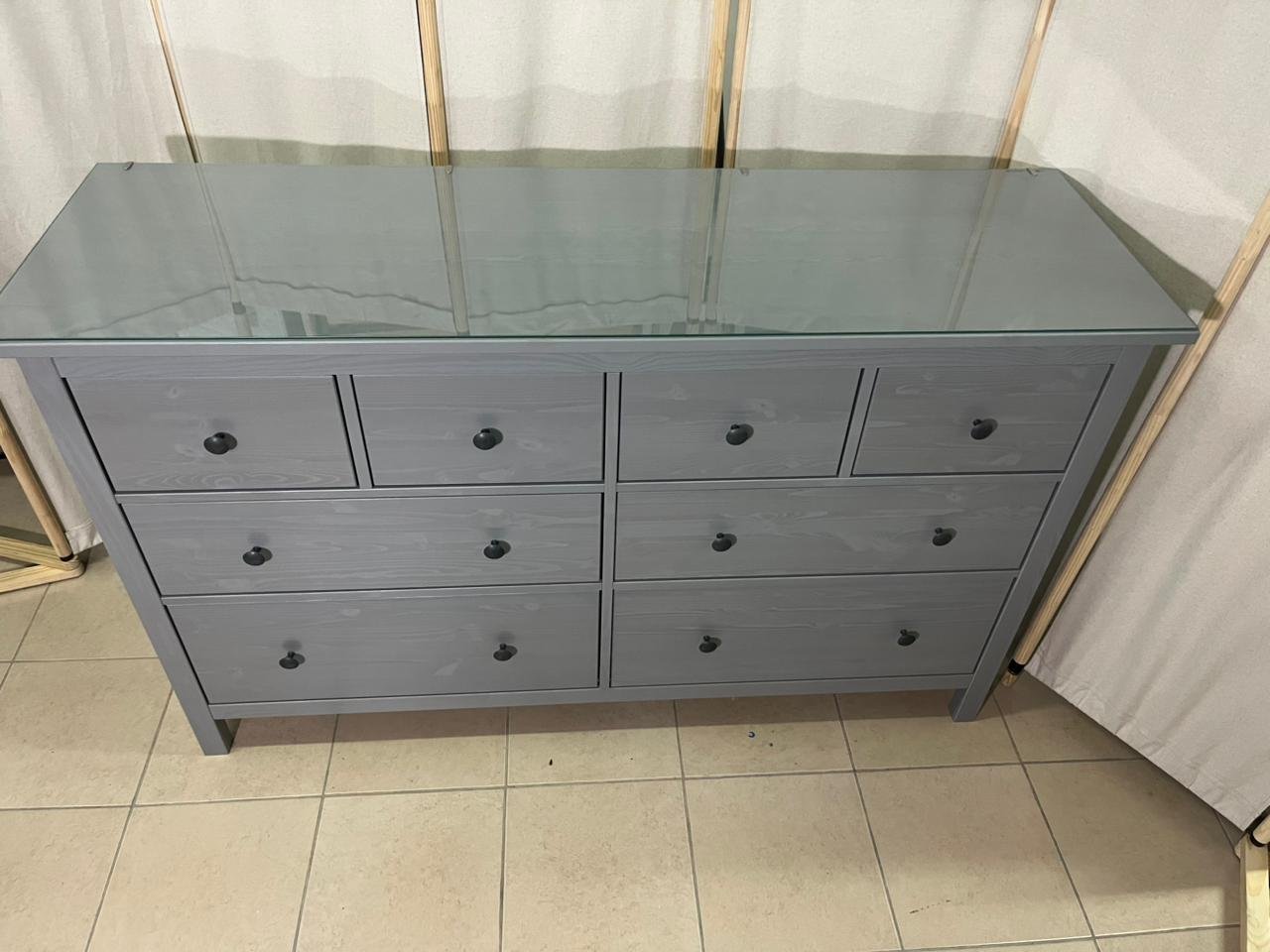 HEMNES Chest of 8 drawers, grey stained, 160x96 cm - Image 3