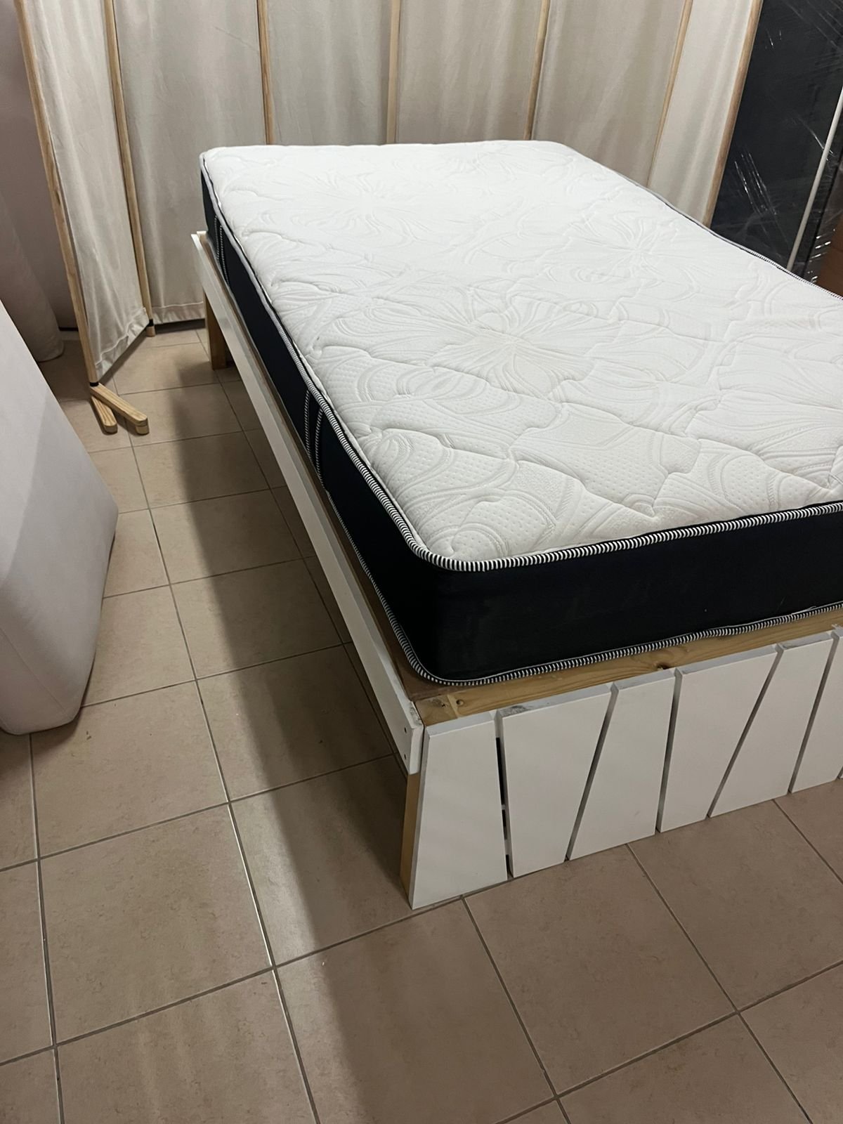 Bed with mattress measuring 120*200 cm - Image 2