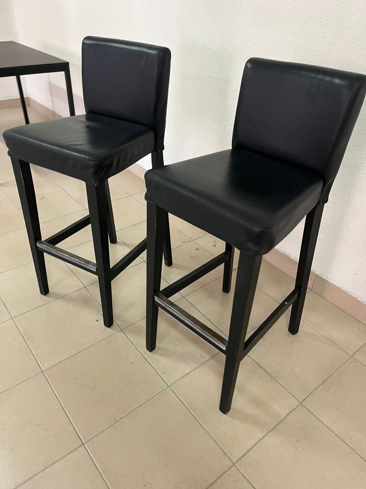 BERGMUND Bar stool with backrest, counter height black/Glose black, 62 cm - Image 3