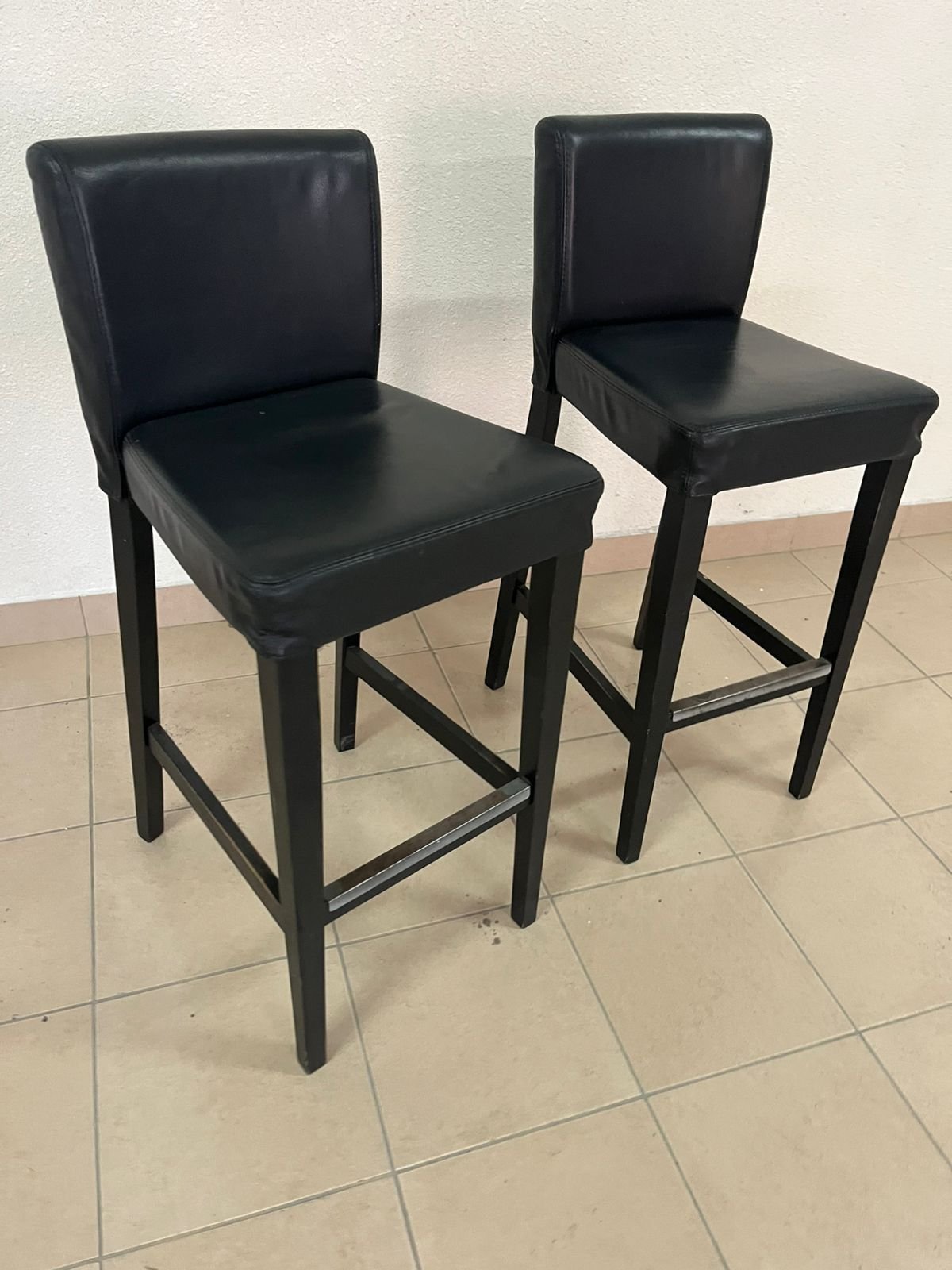 BERGMUND Bar stool with backrest, counter height black/Glose black, 62 cm - Image 5