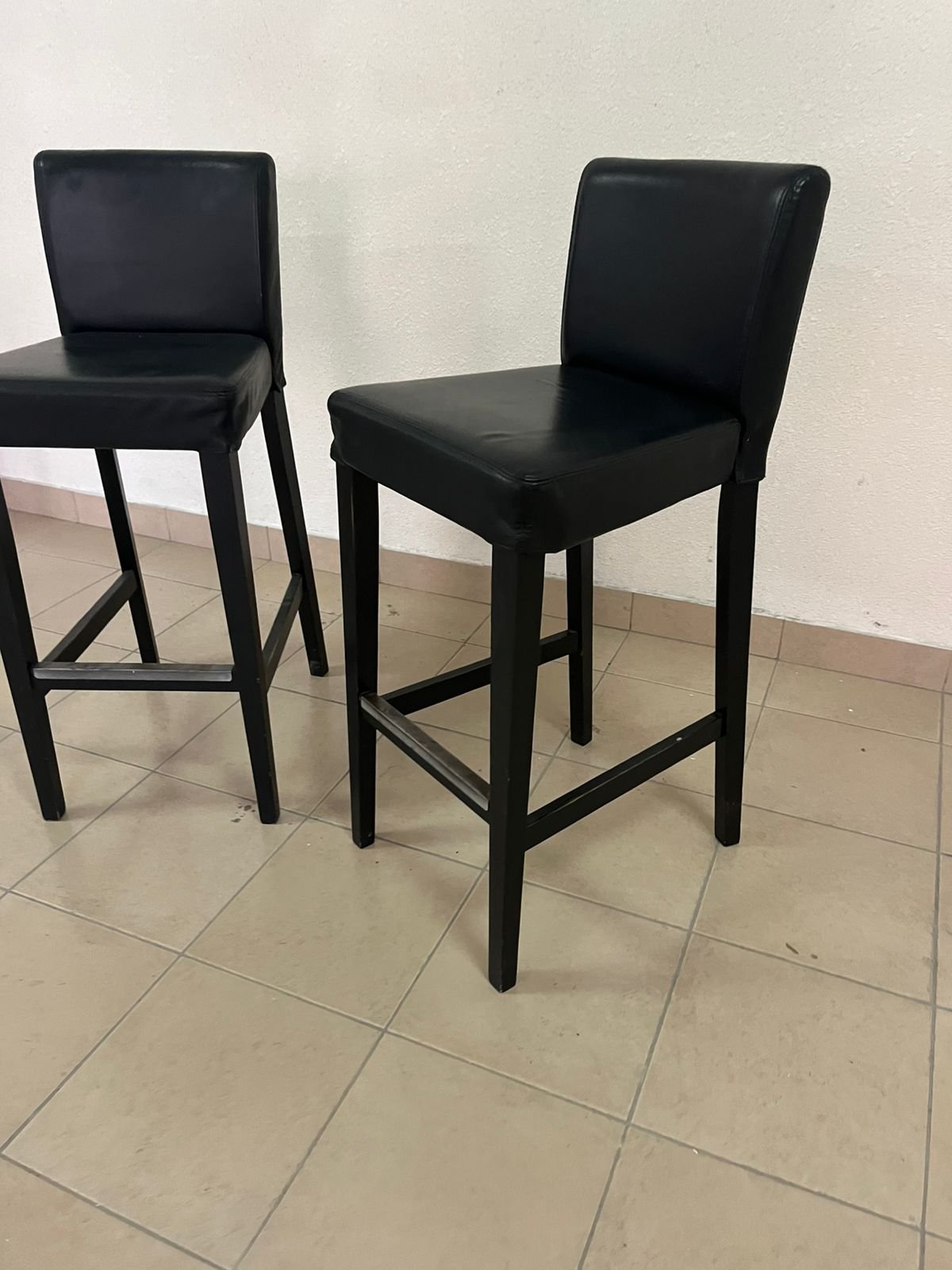 BERGMUND Bar stool with backrest, counter height black/Glose black, 62 cm - Image 9