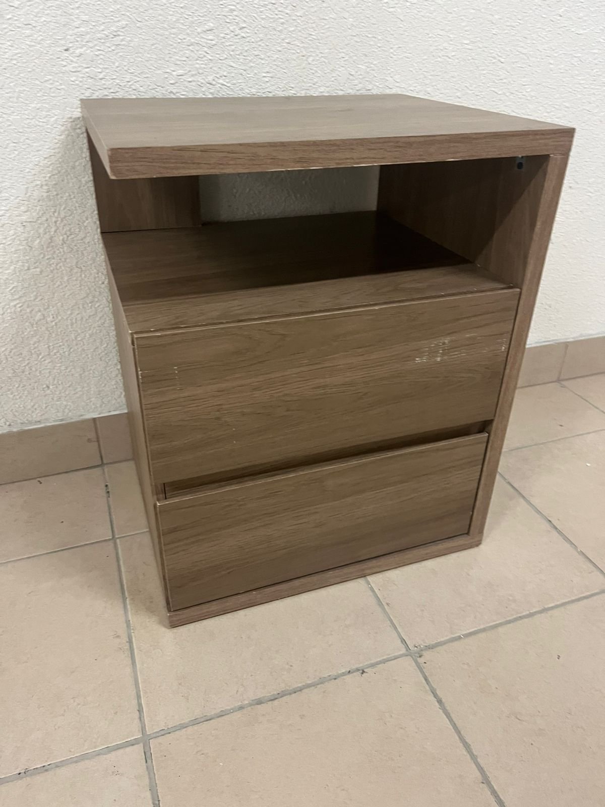 The Campeche bedside table is a Henn brand model.