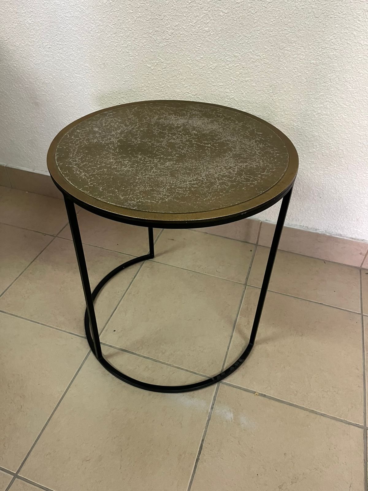 Round metal side table with a copper top - Image 2
