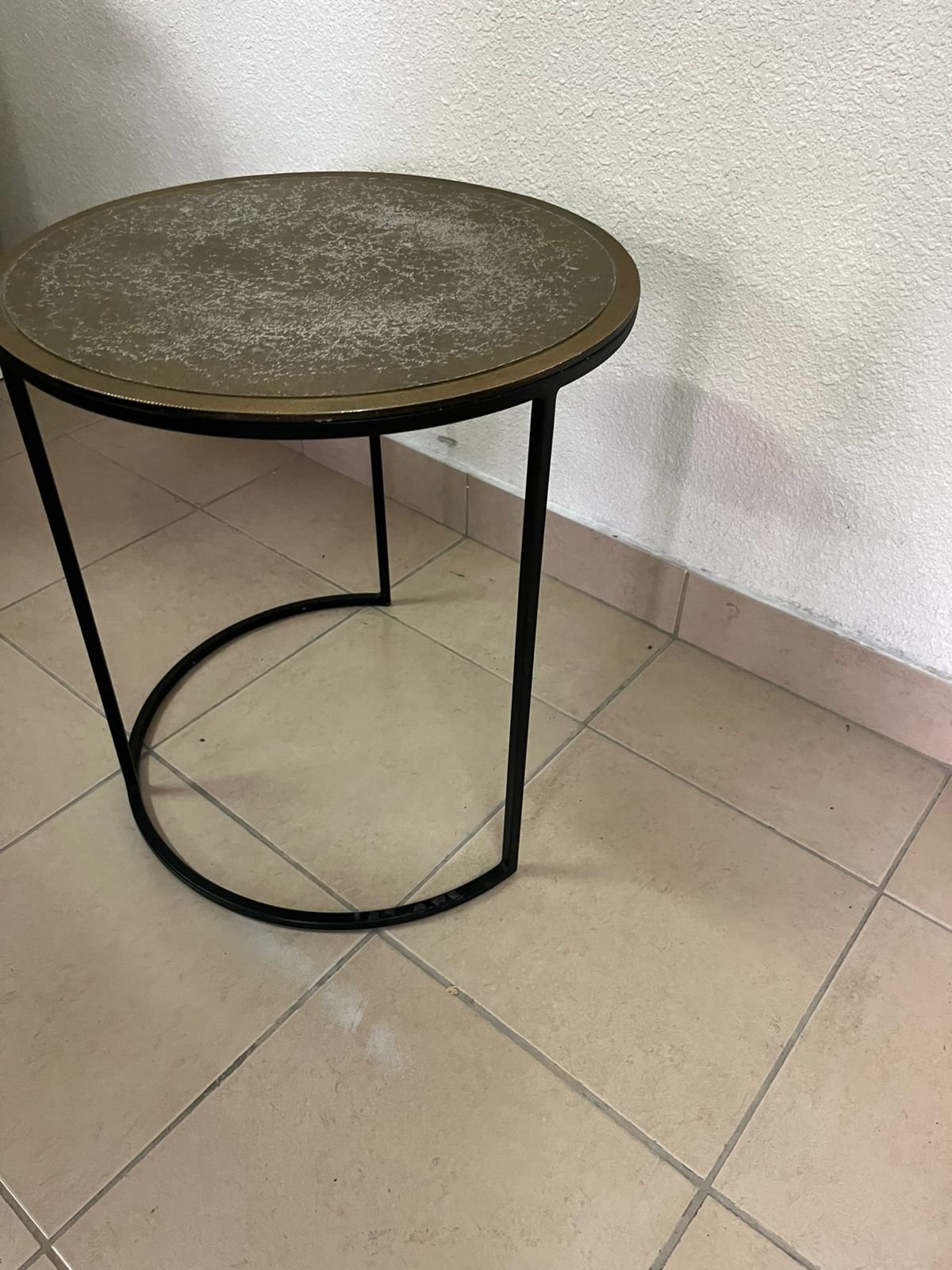 Round metal side table with a copper top - Image 4