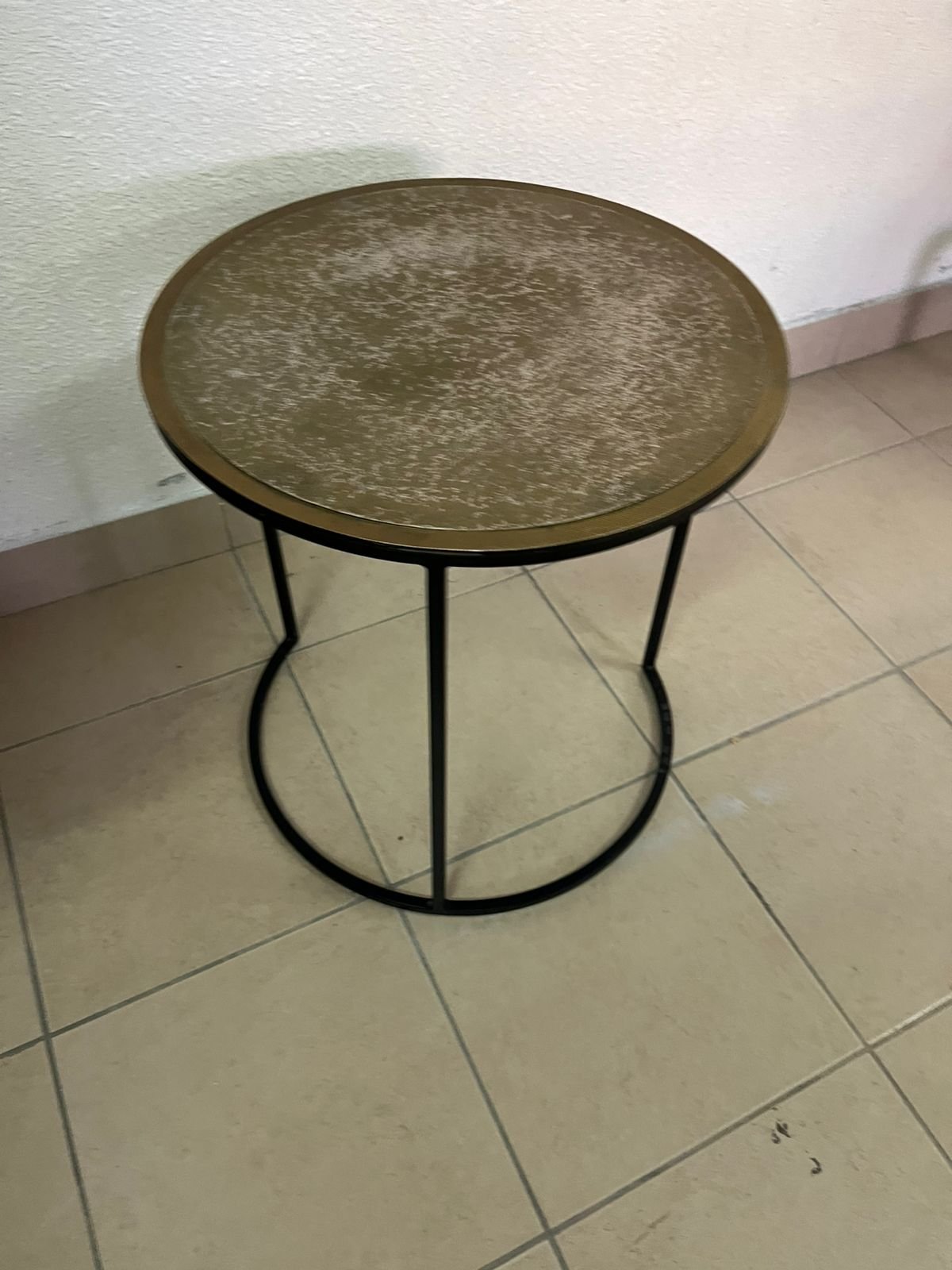 Round metal side table with a copper top - Image 5