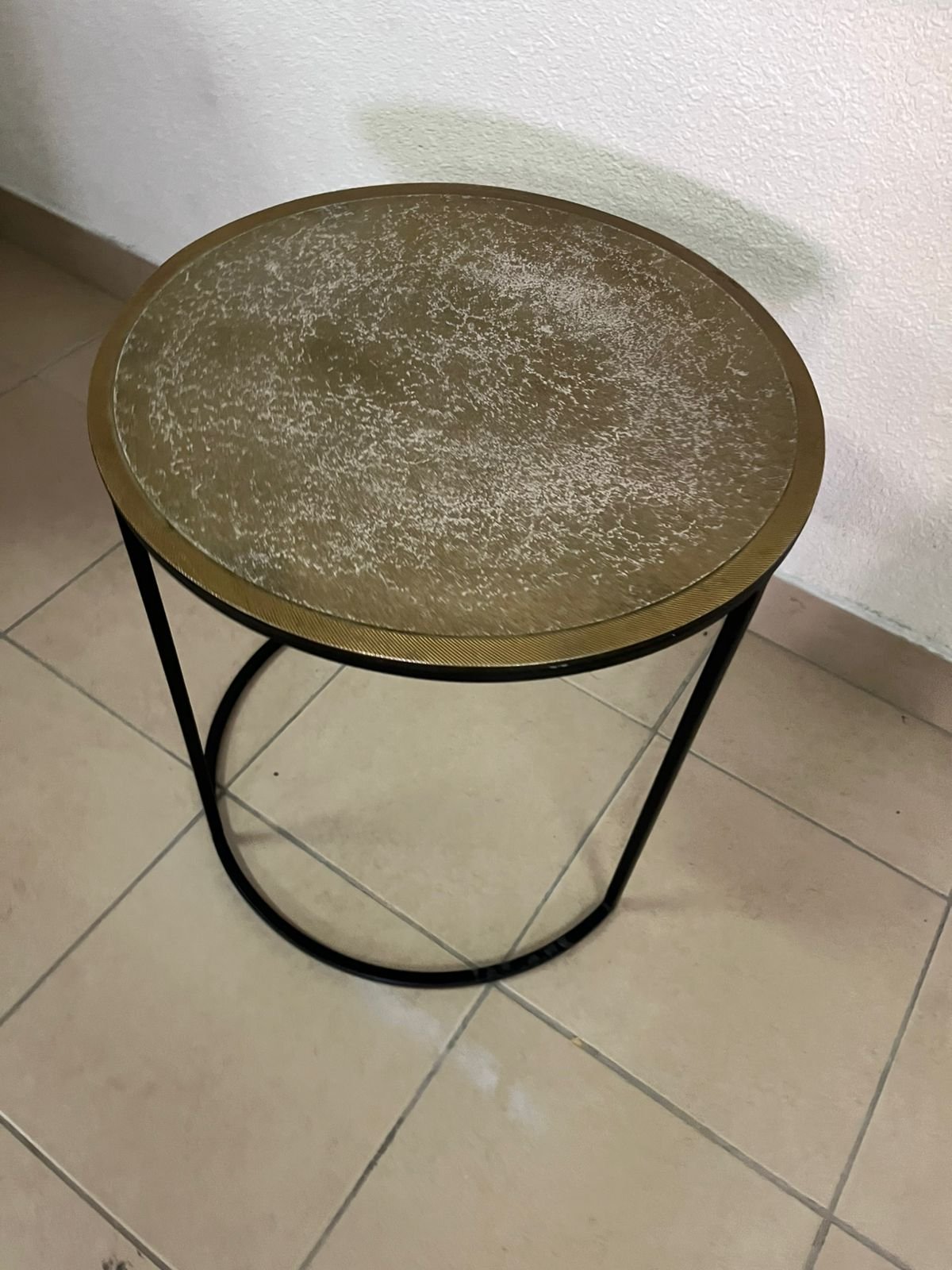 Round metal side table with a copper top - Image 6