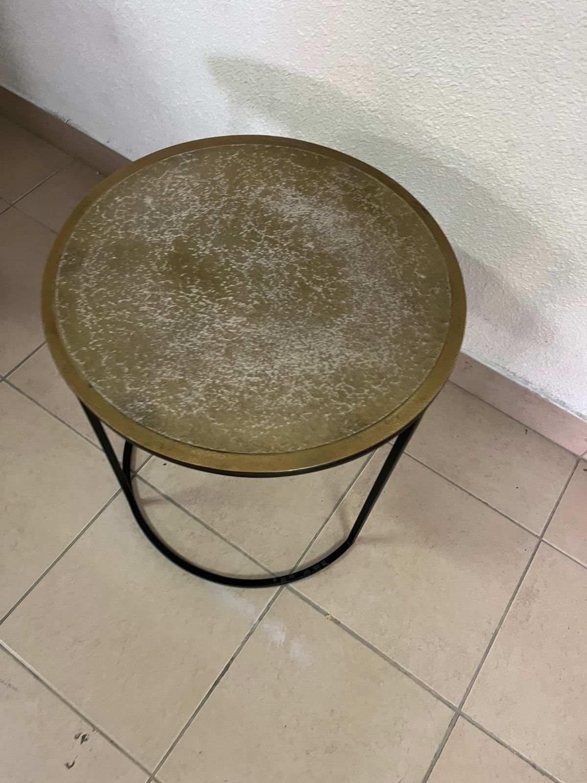 Round metal side table with a copper top - Image 7
