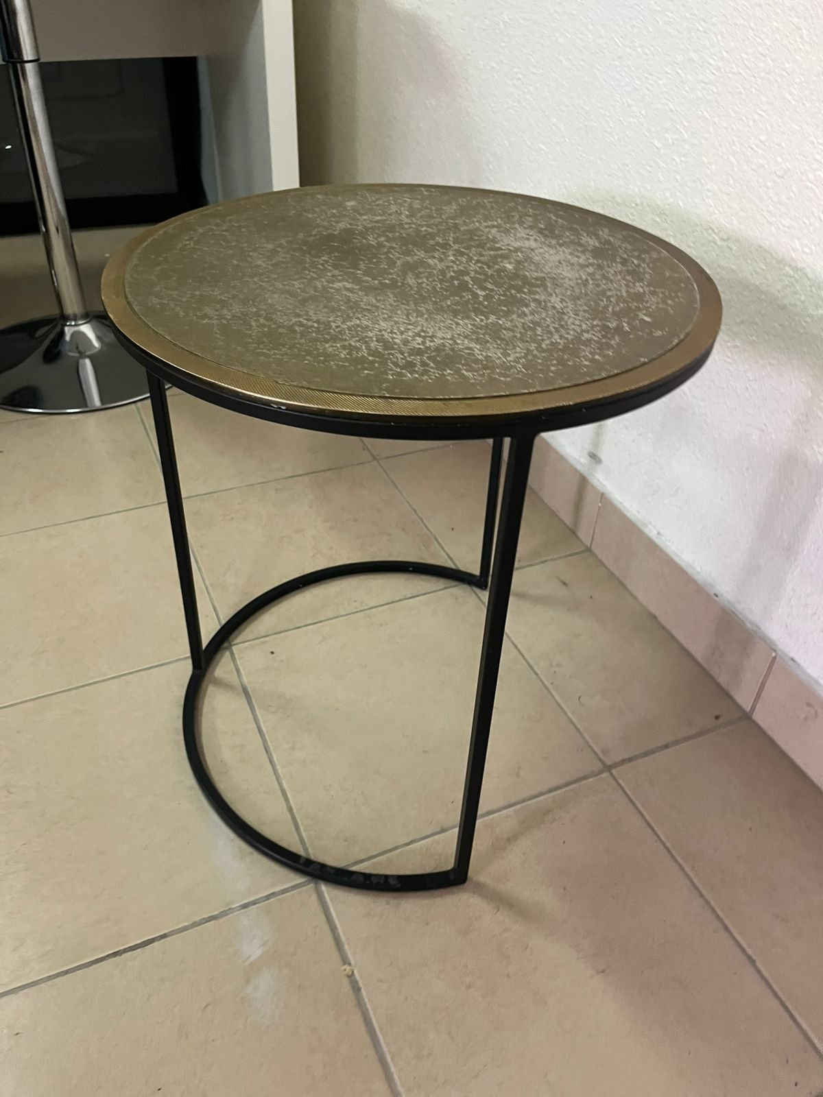 Round metal side table with a copper top - Image 8