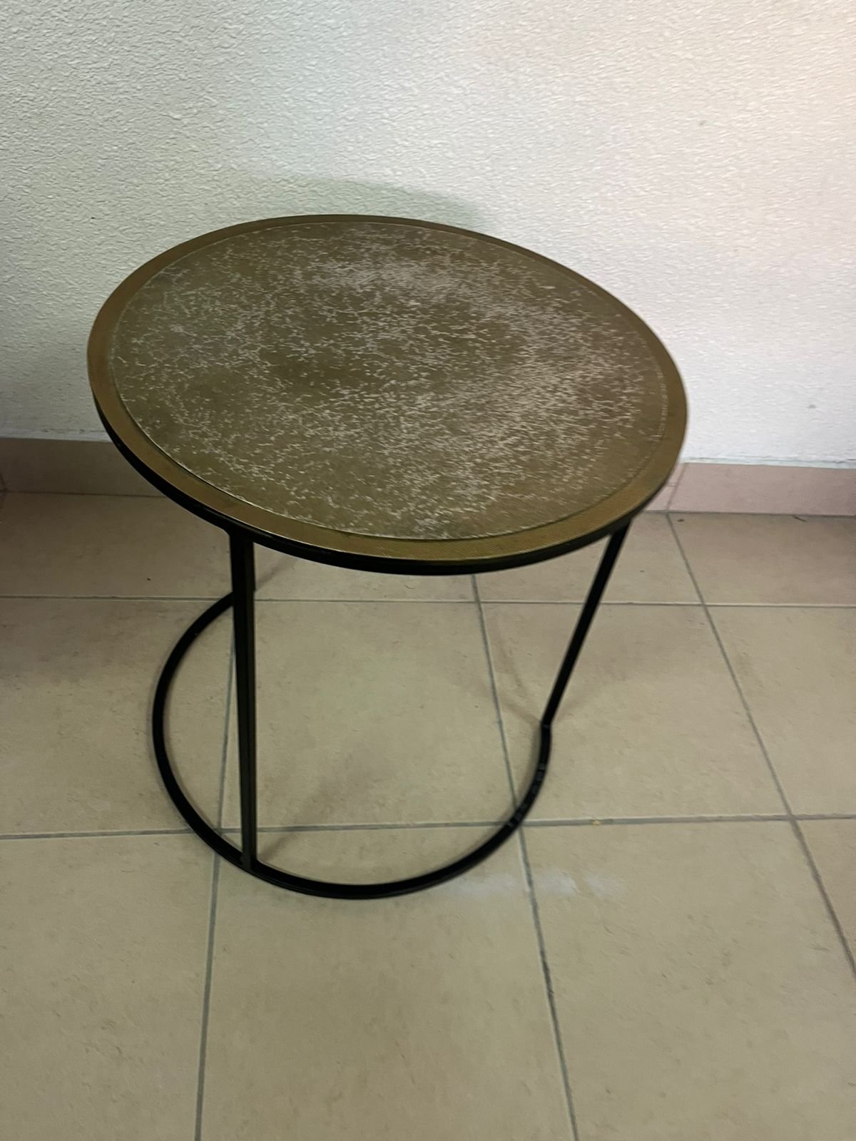 Round metal side table with a copper top - Image 9