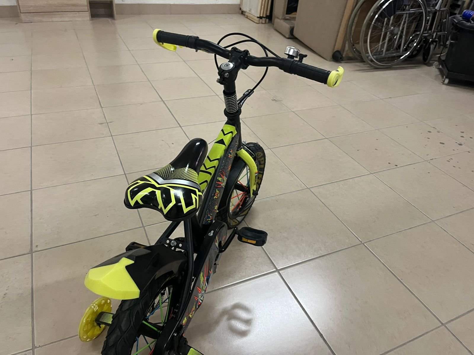 Children's sports bicycle in black and yellow - Image 8