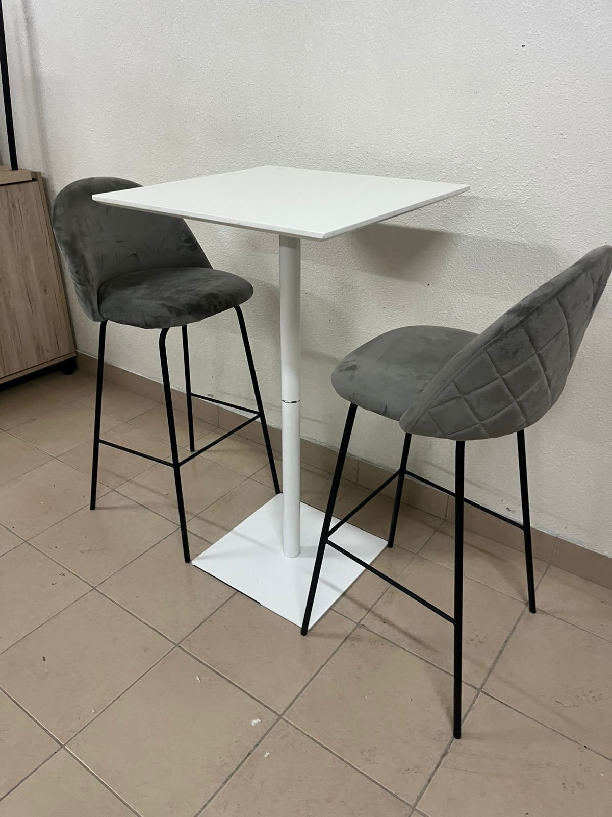Bar table with two chairs - Image 4