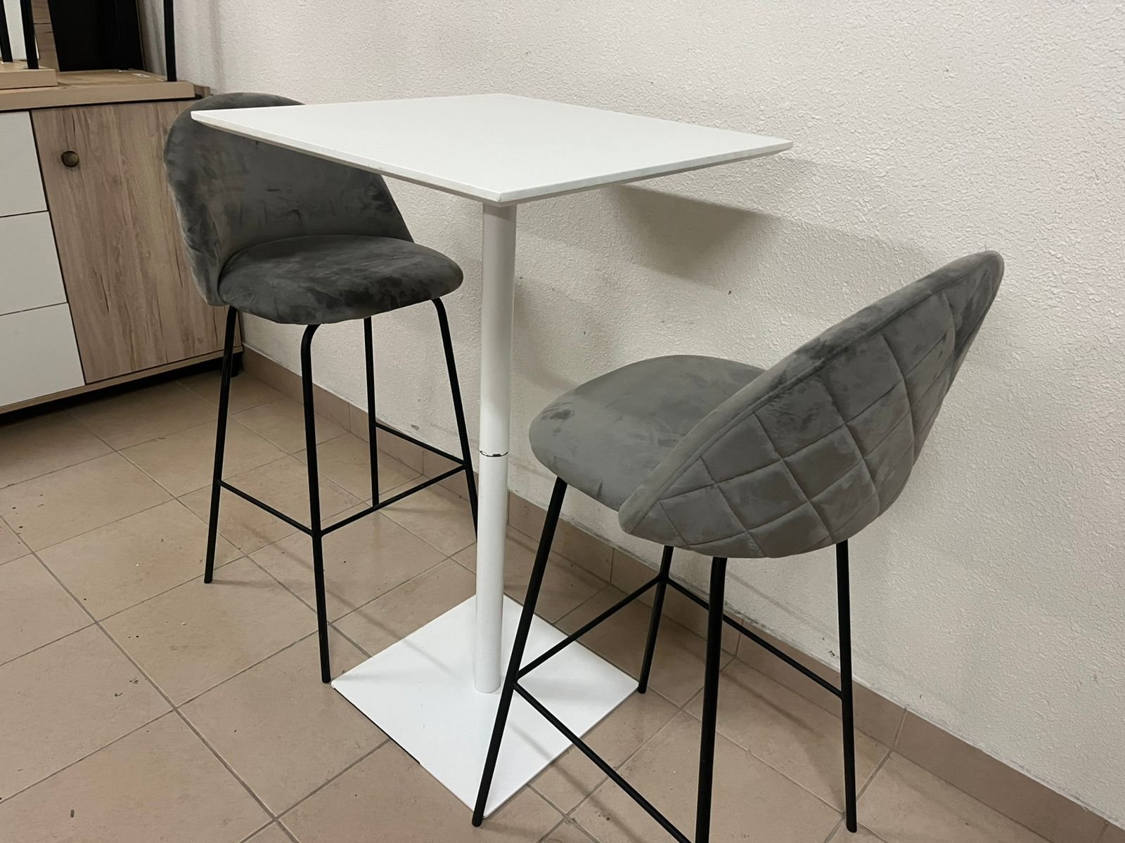 Bar table with two chairs - Image 9