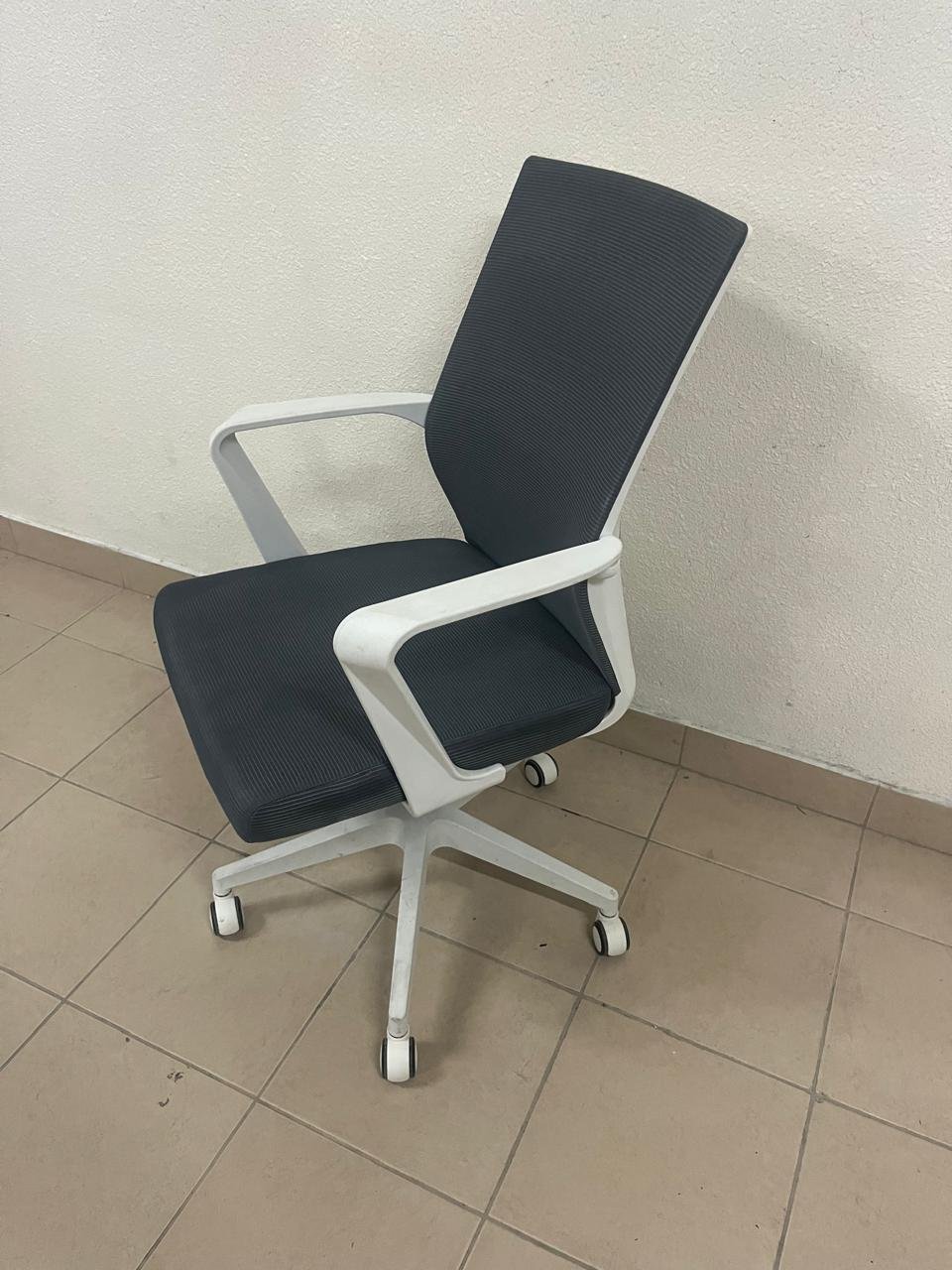 A gray office chair with a white frame and mesh back design. - Image 2