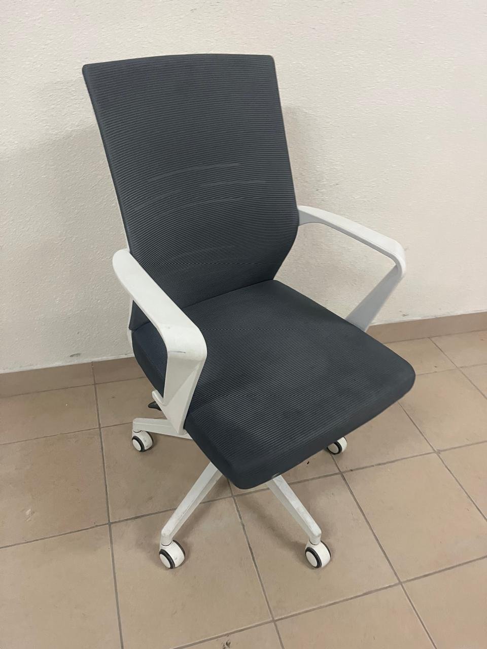 A gray office chair with a white frame and mesh back design. - Image 3