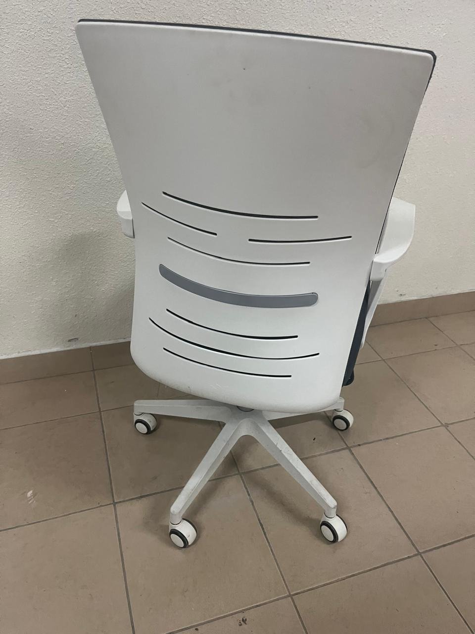 A gray office chair with a white frame and mesh back design. - Image 6