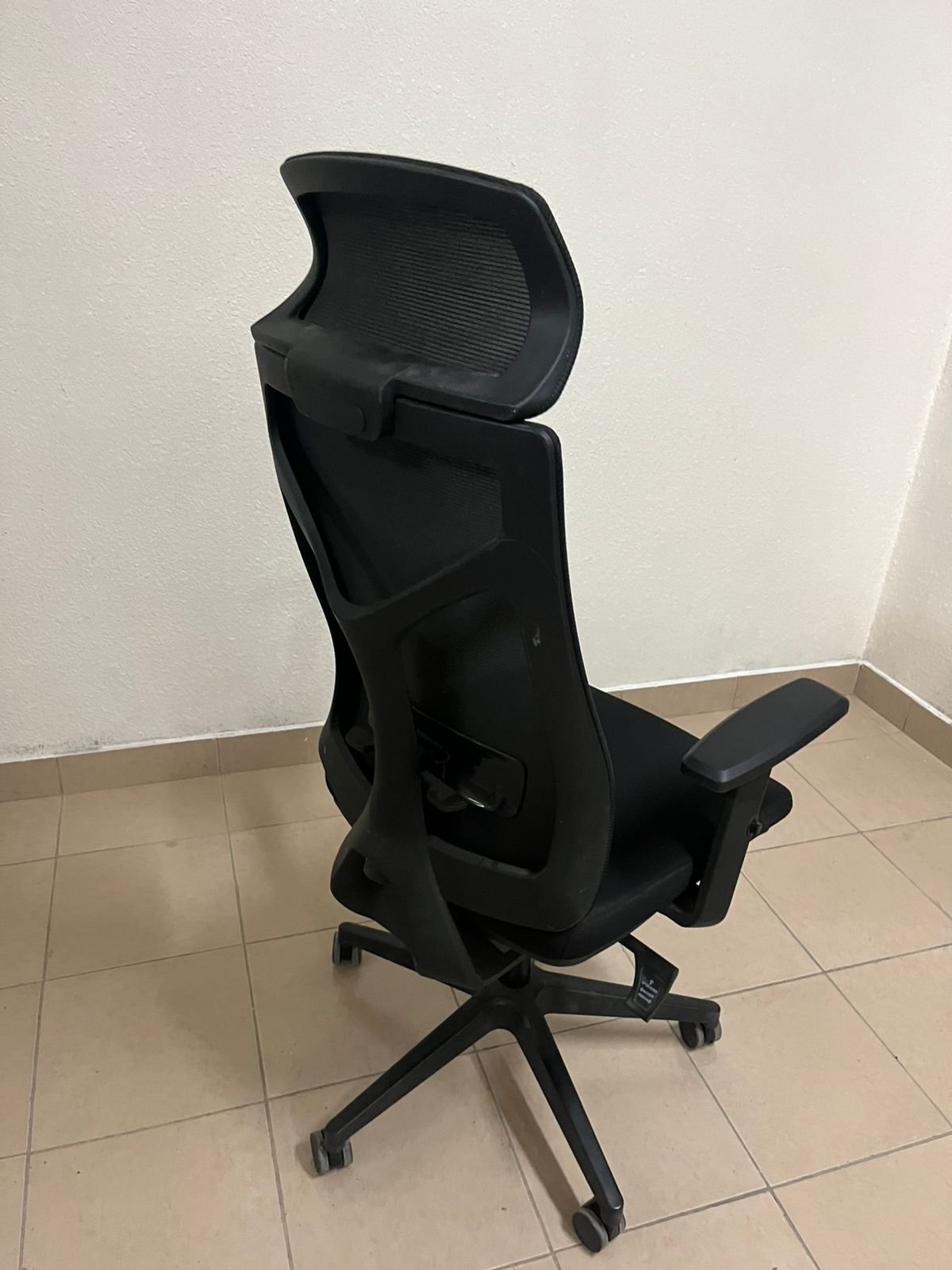 Comfortable office chair with a mesh back and sturdy nylon base - Image 2