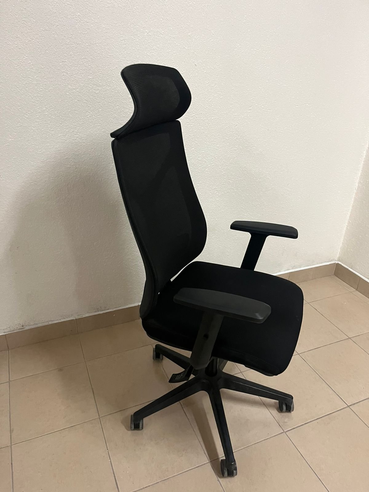 Comfortable office chair with a mesh back and sturdy nylon base - Image 3