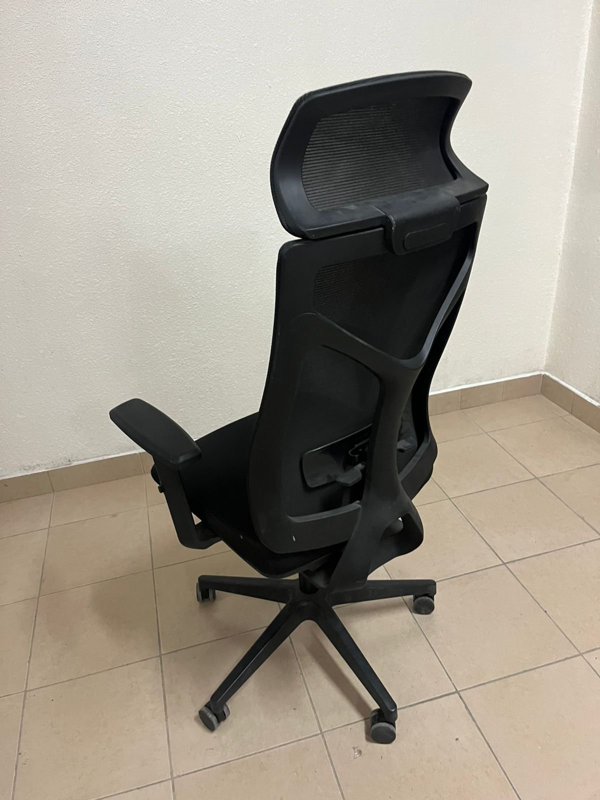 Comfortable office chair with a mesh back and sturdy nylon base - Image 4