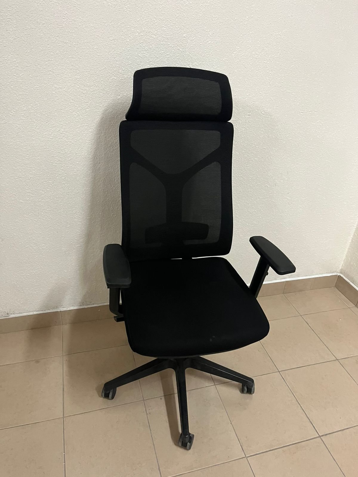Comfortable office chair with a mesh back and sturdy nylon base - Image 5