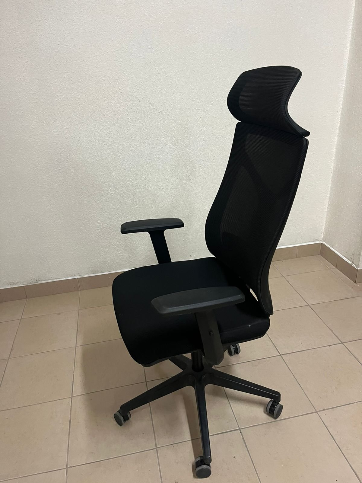 Comfortable office chair with a mesh back and sturdy nylon base - Image 6
