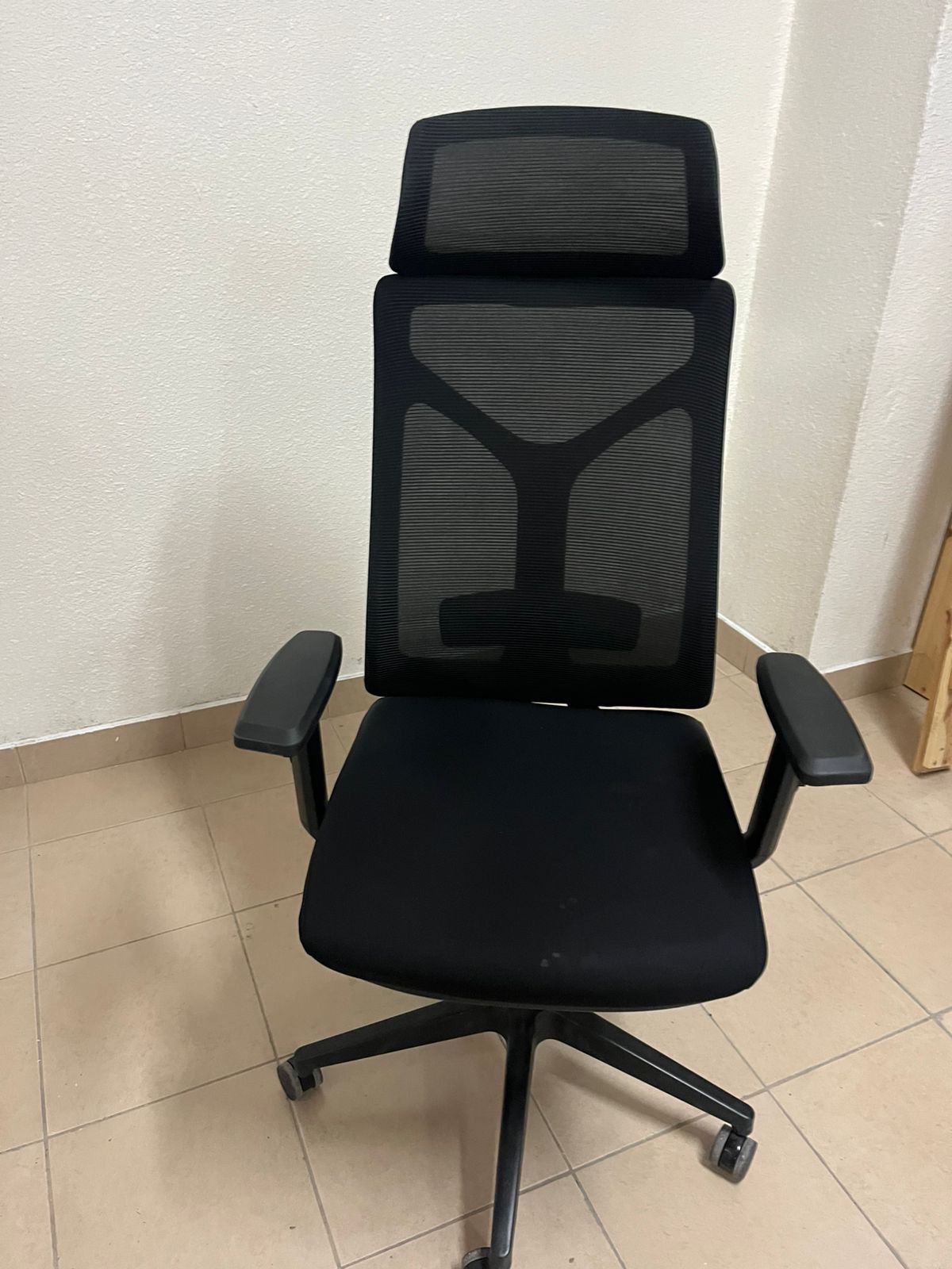 Comfortable office chair with a mesh back and sturdy nylon base - Image 7