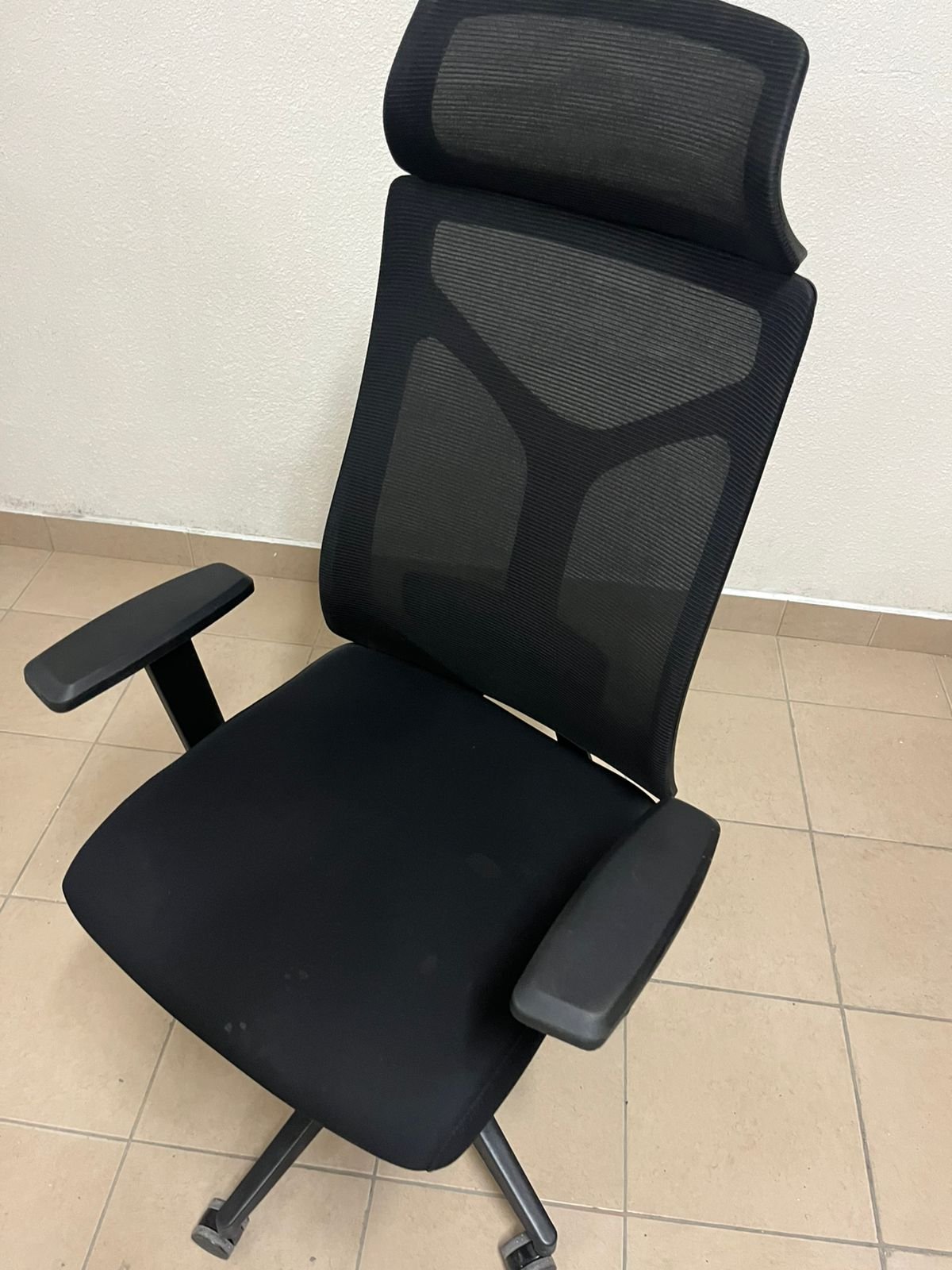 Comfortable office chair with a mesh back and sturdy nylon base - Image 8