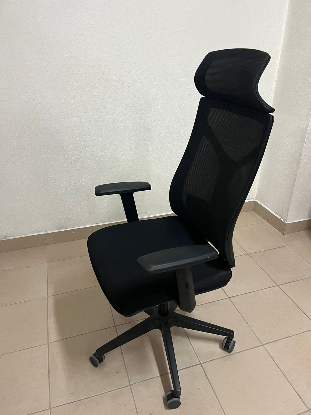 Comfortable office chair with a mesh back and sturdy nylon base