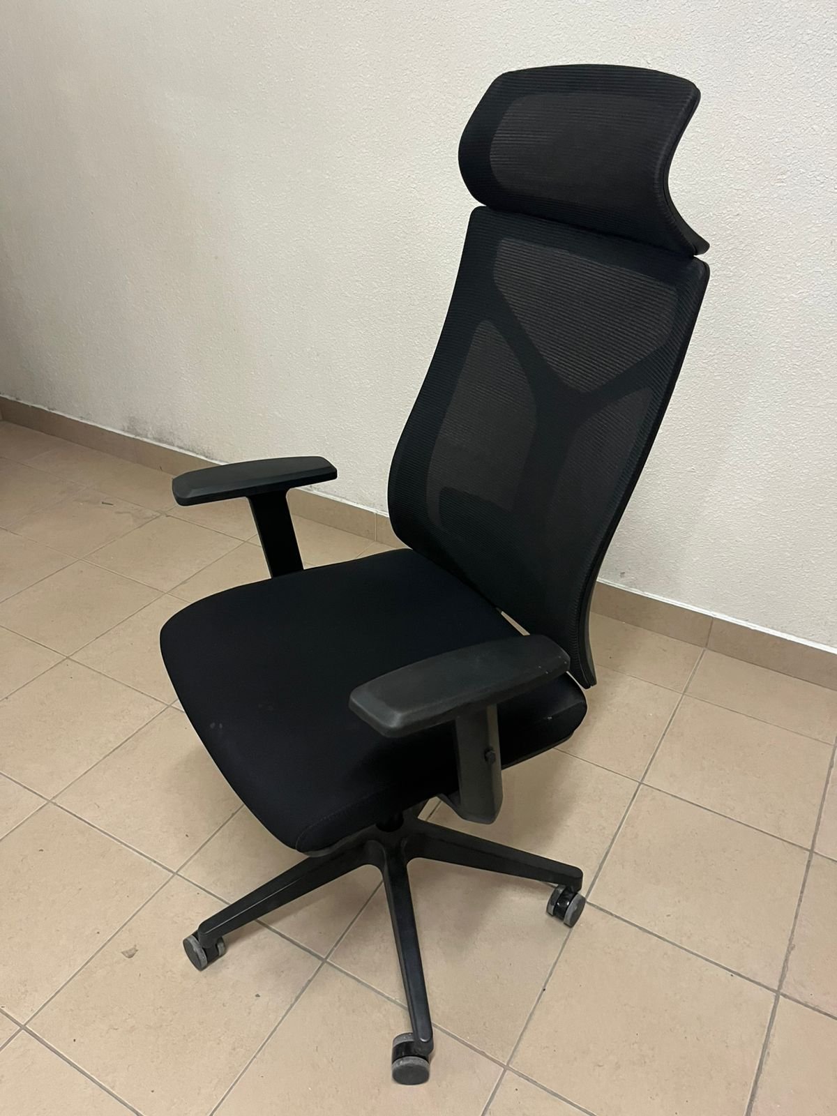 Comfortable office chair with a mesh back and sturdy nylon base - Image 10