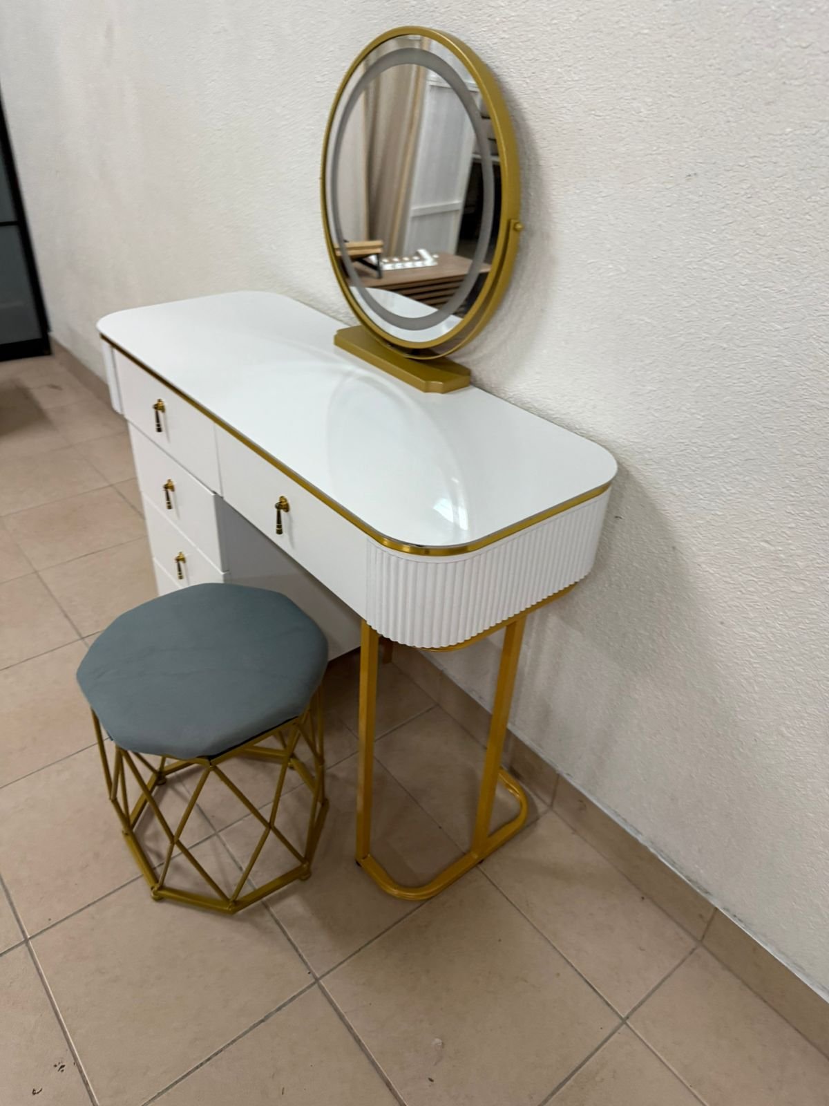 Modern white and gold makeup table with an elegant design - Image 2