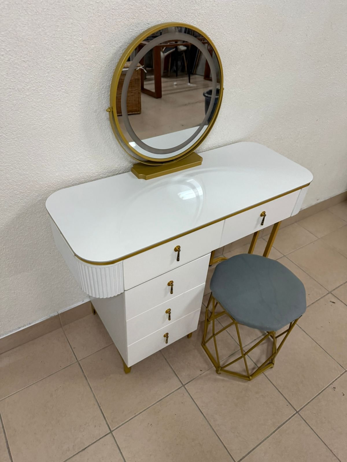 Modern white and gold makeup table with an elegant design - Image 3