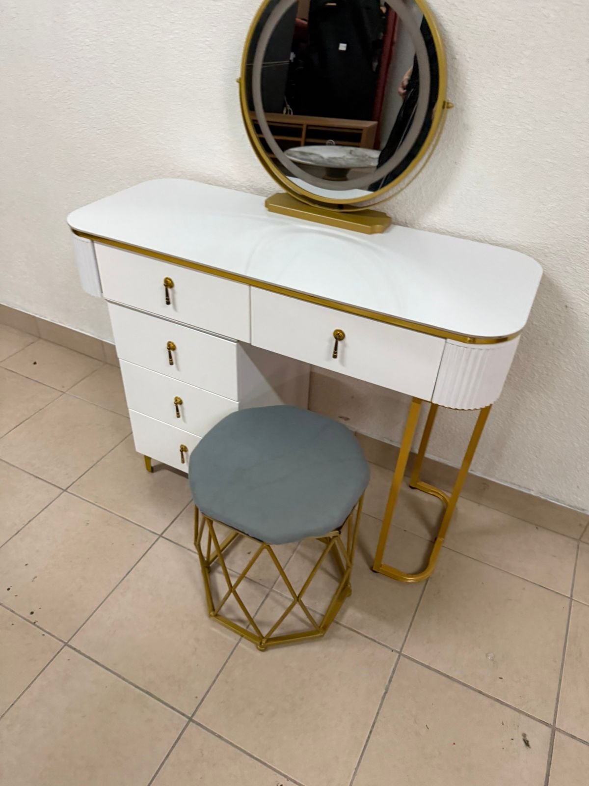 Modern white and gold makeup table with an elegant design - Image 4