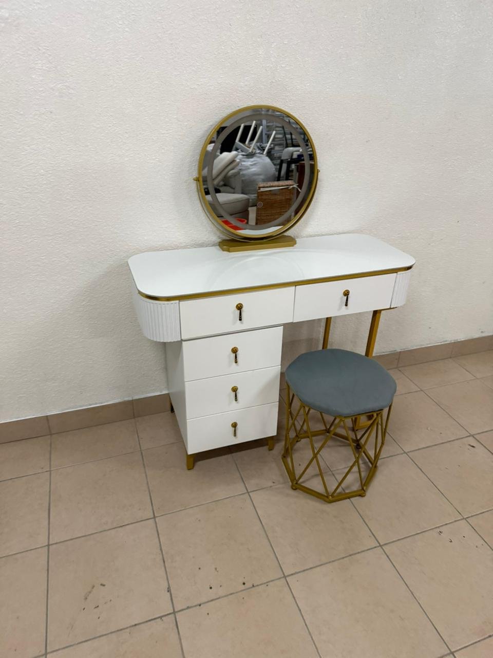 Modern white and gold makeup table with an elegant design - Image 6
