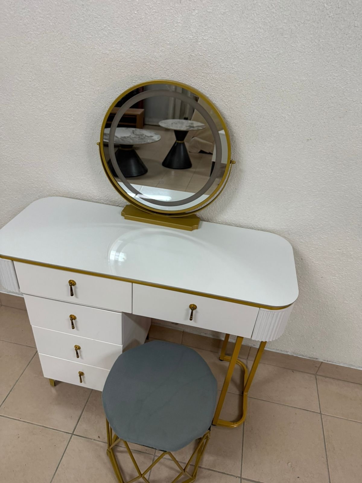 Modern white and gold makeup table with an elegant design - Image 10