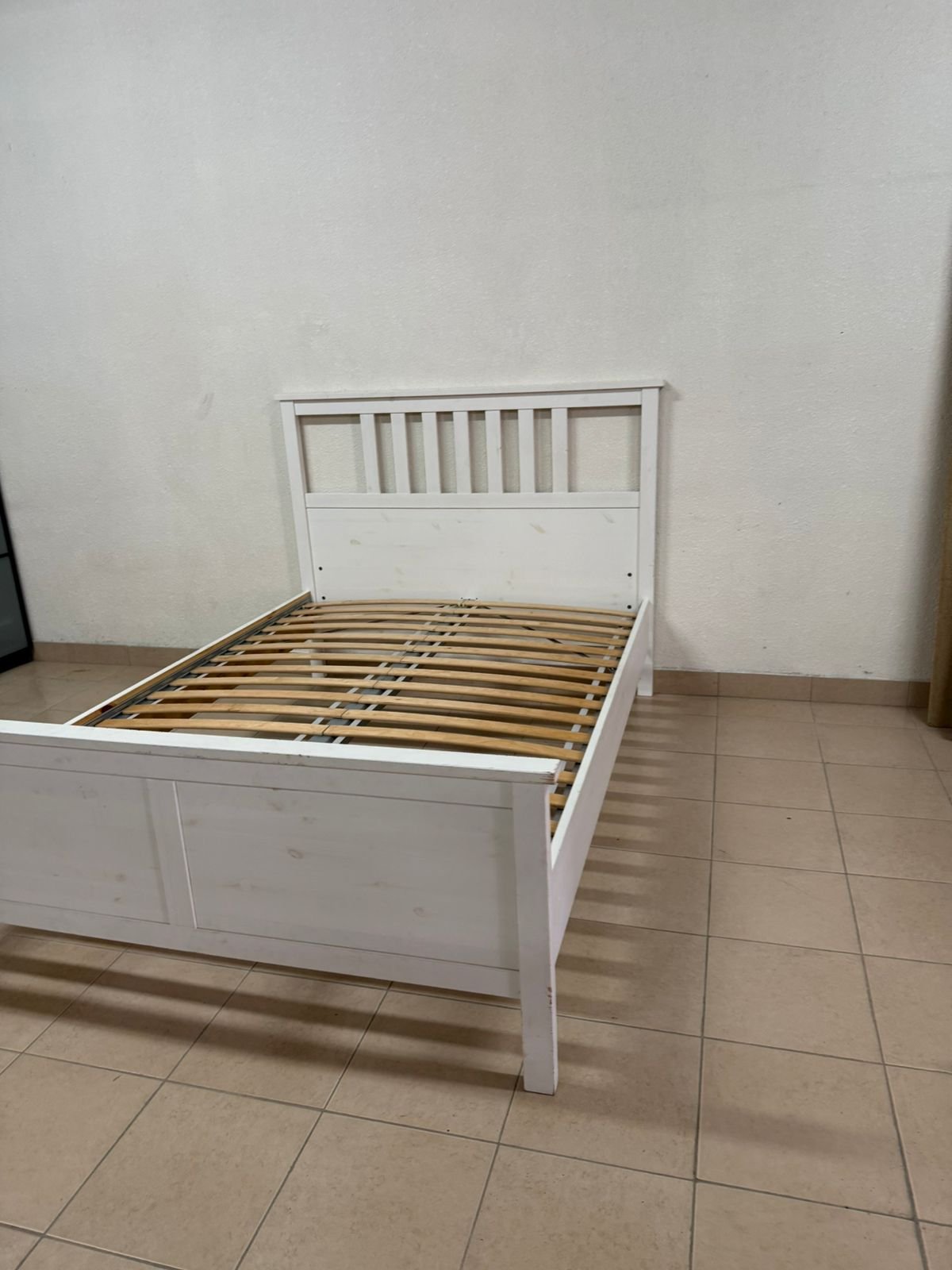 White IKEA bed 140x200 cm