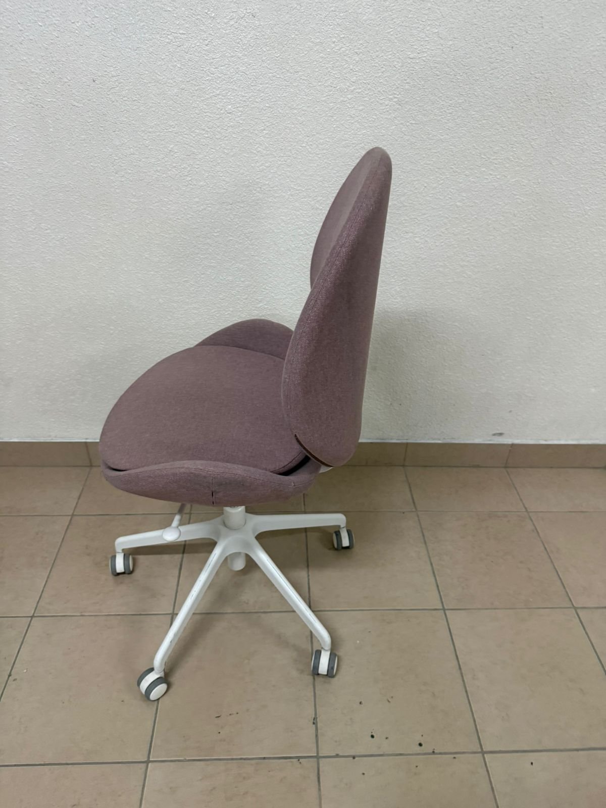 IKEA HATTEFJÄLL office chair with armrests and white base. - Image 2