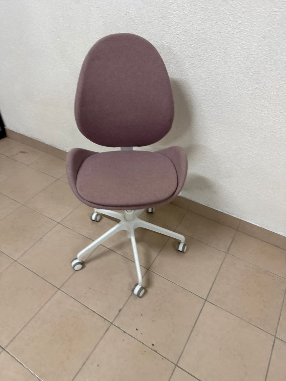 IKEA HATTEFJÄLL office chair with armrests and white base. - Image 3