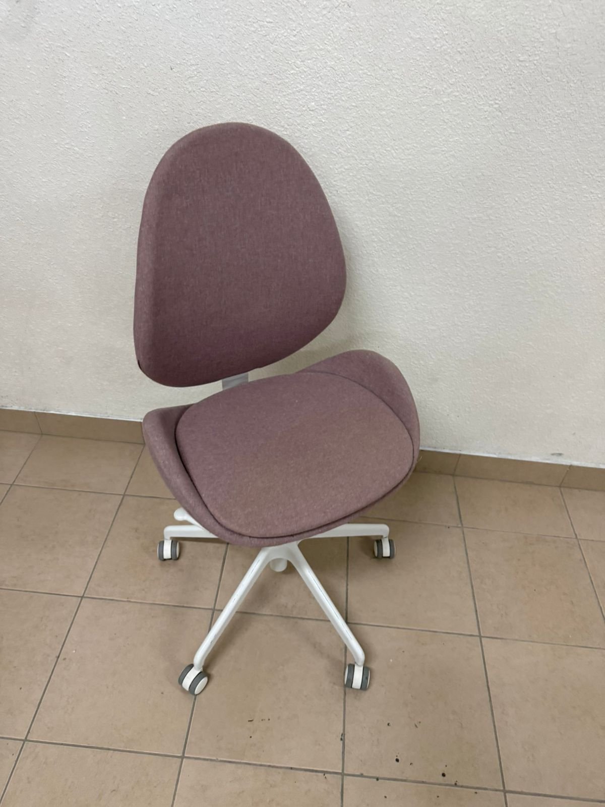 IKEA HATTEFJÄLL office chair with armrests and white base. - Image 4