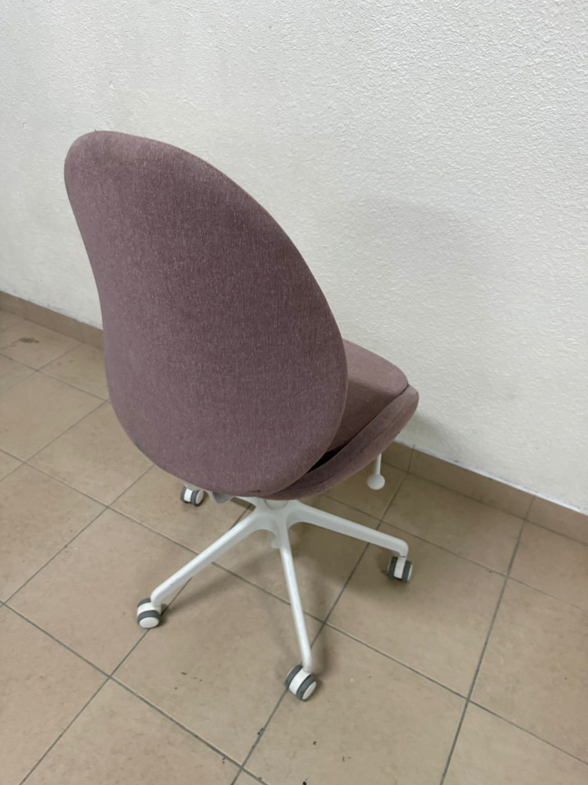 IKEA HATTEFJÄLL office chair with armrests and white base. - Image 5