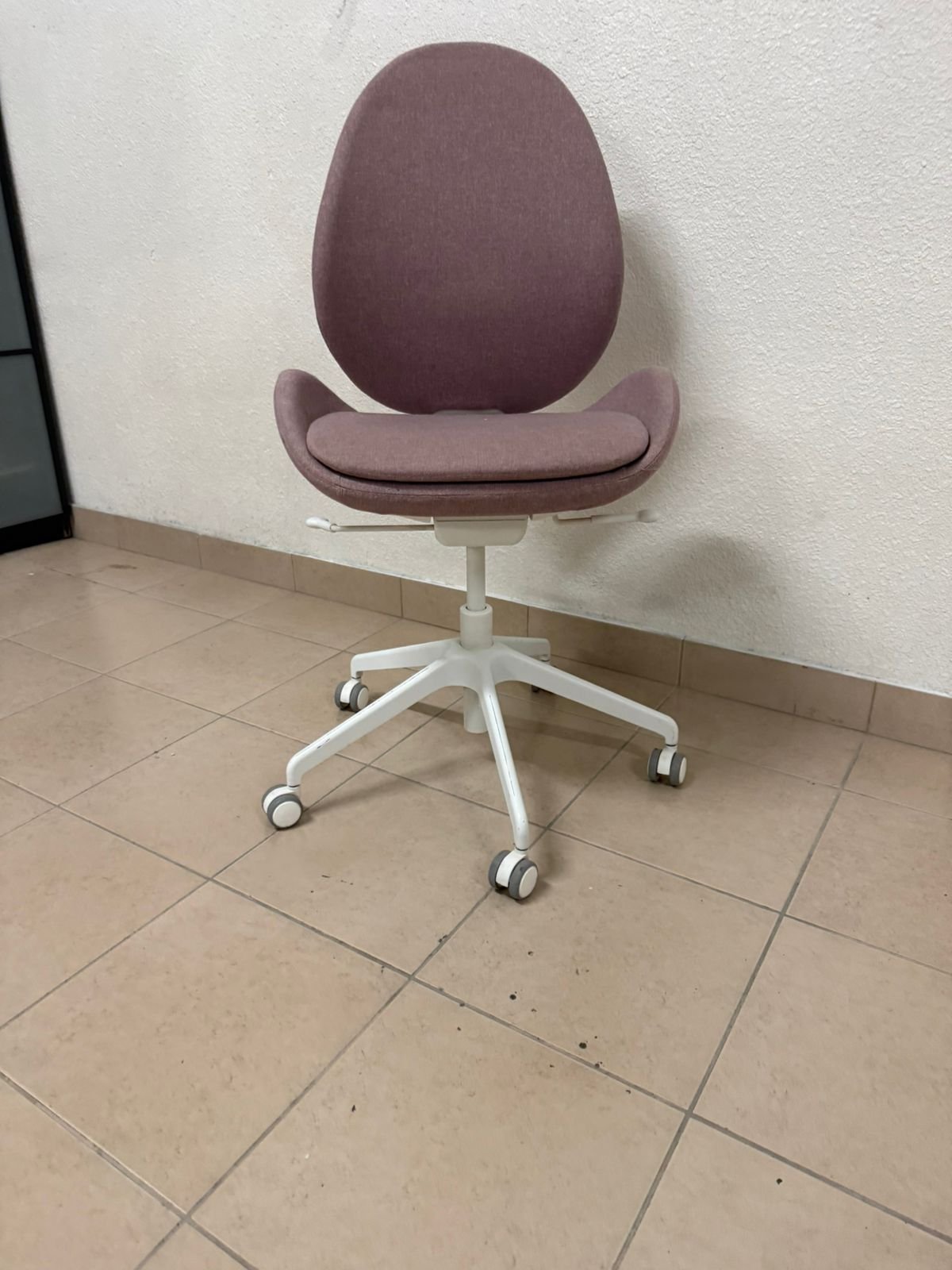 IKEA HATTEFJÄLL office chair with armrests and white base. - Image 6