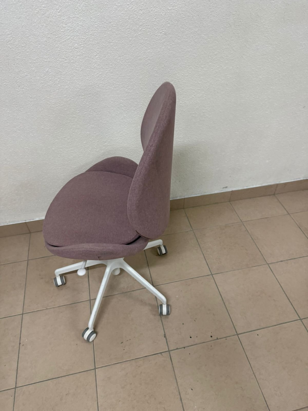 IKEA HATTEFJÄLL office chair with armrests and white base. - Image 7