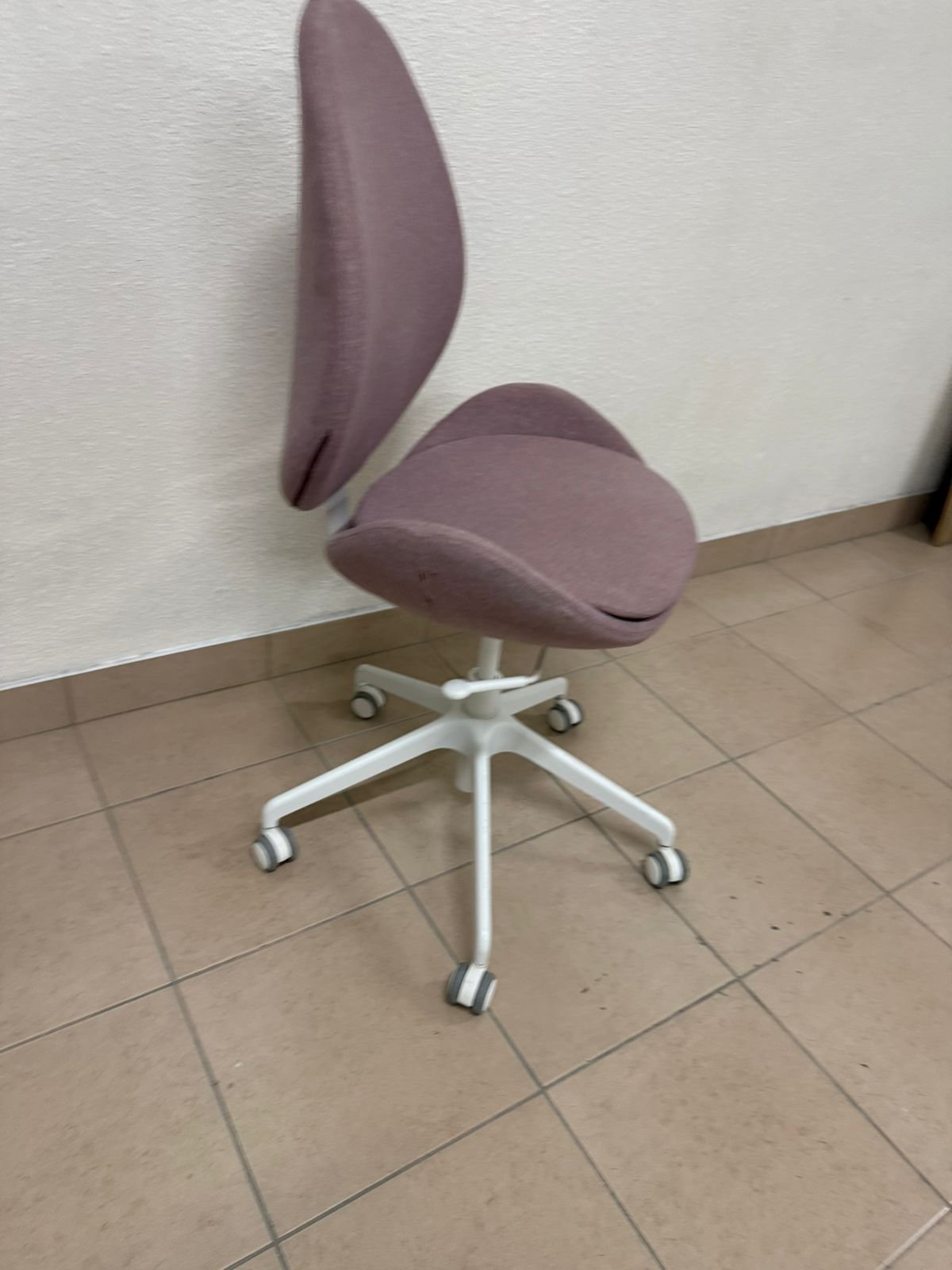 IKEA HATTEFJÄLL office chair with armrests and white base. - Image 8