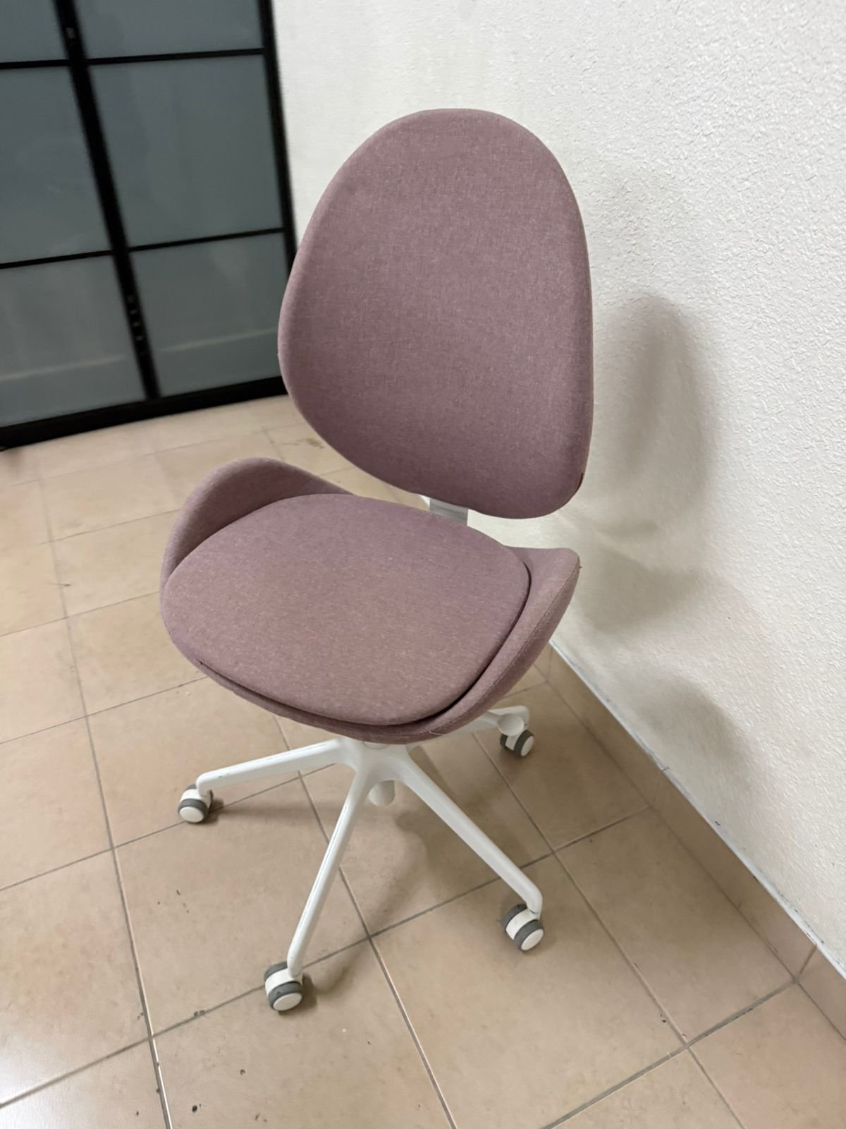 IKEA HATTEFJÄLL office chair with armrests and white base. - Image 9