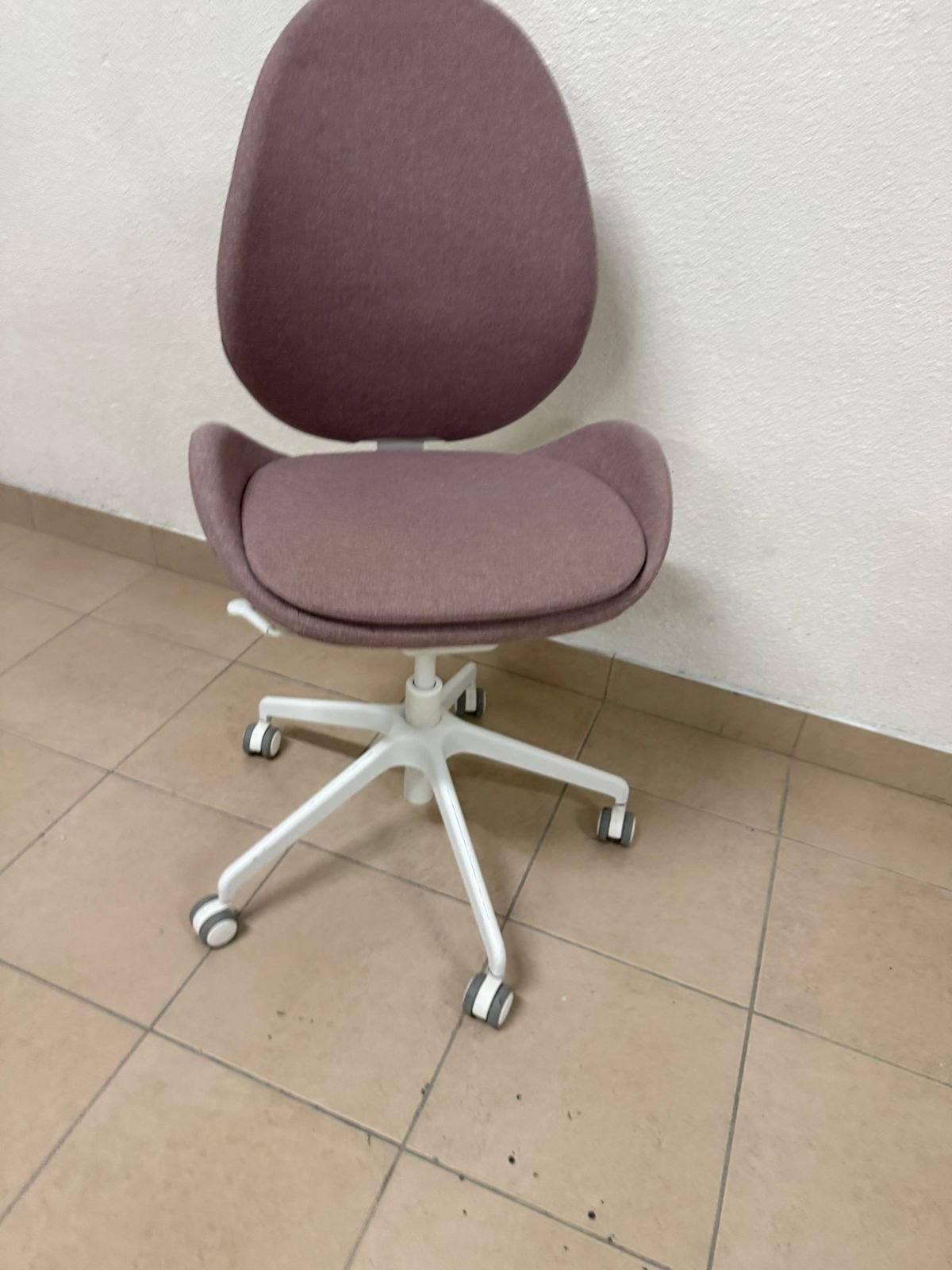 IKEA HATTEFJÄLL office chair with armrests and white base. - Image 10