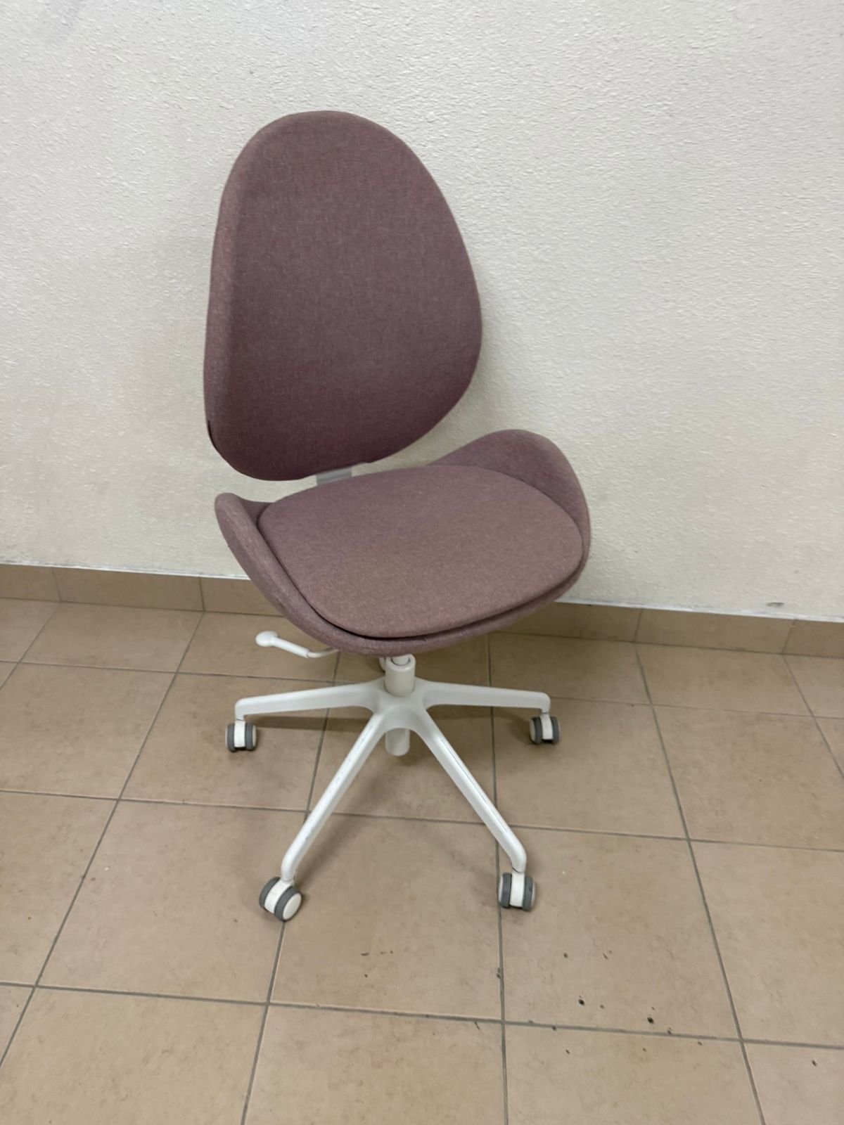 IKEA HATTEFJÄLL office chair with armrests and white base. - Image 11