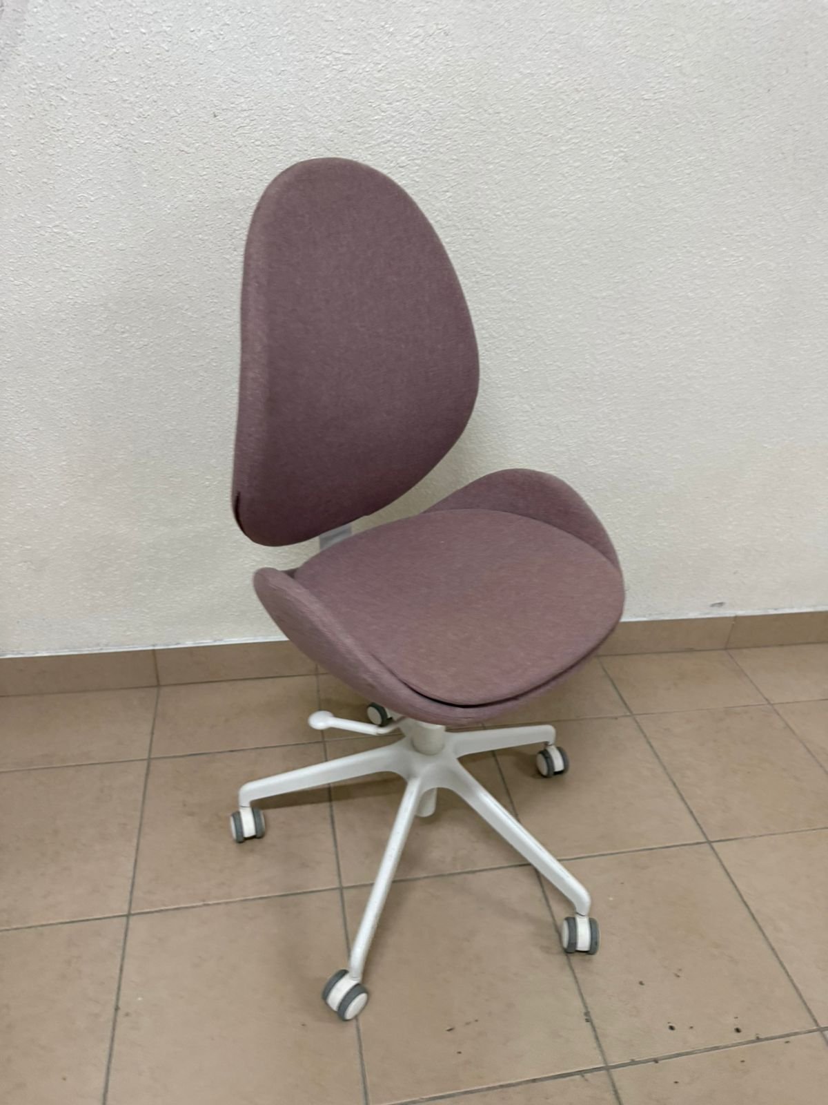 IKEA HATTEFJÄLL office chair with armrests and white base.