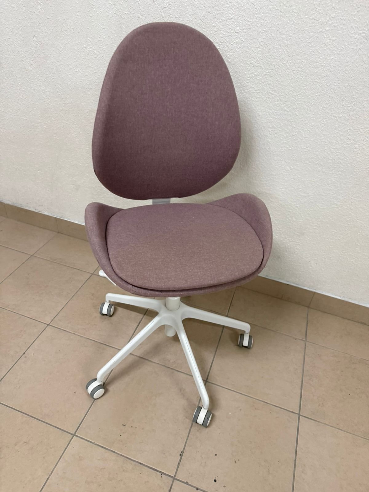 IKEA HATTEFJÄLL office chair with armrests and white base. - Image 13